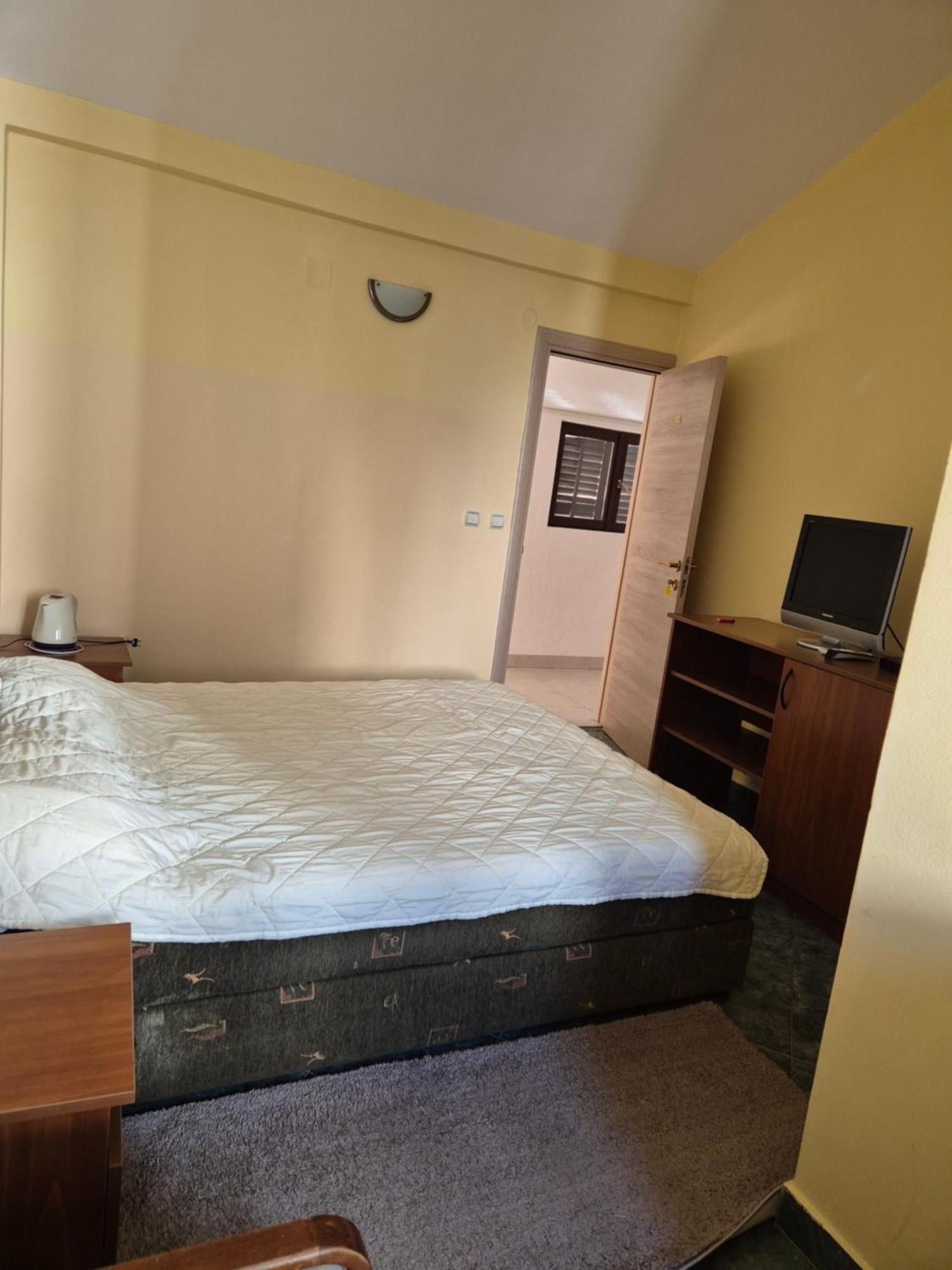 Mali Milocer Bay Accommodation Свети-Стефан Номер фото
